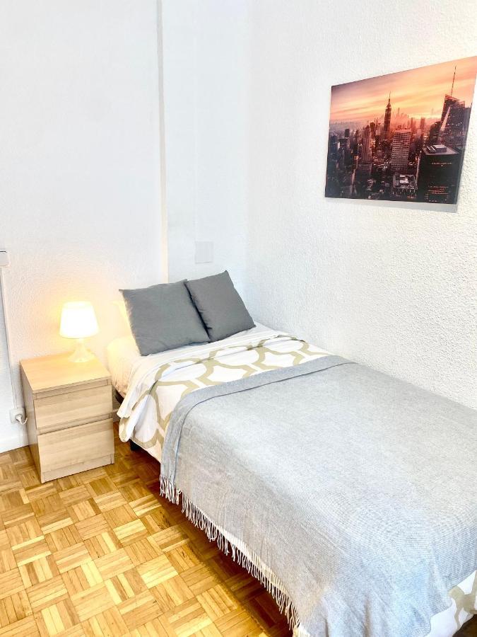 Close To Retiro Park Only For Girl Habitación en casa particular *